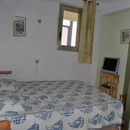 Lavandou, T2 Cabine 4 Pers, A 10 M Plage, Parking Prive, Tennis, Jardin - Fr-1-803-68 Apartment *